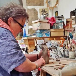 Paimpol. Artisan d’art : terre mouillée pour des mains en or