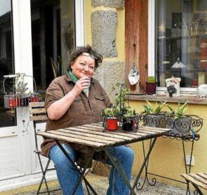 Amandine Chelon, chez elle à Kérity devant un café. Une petite chose anodine et simple…